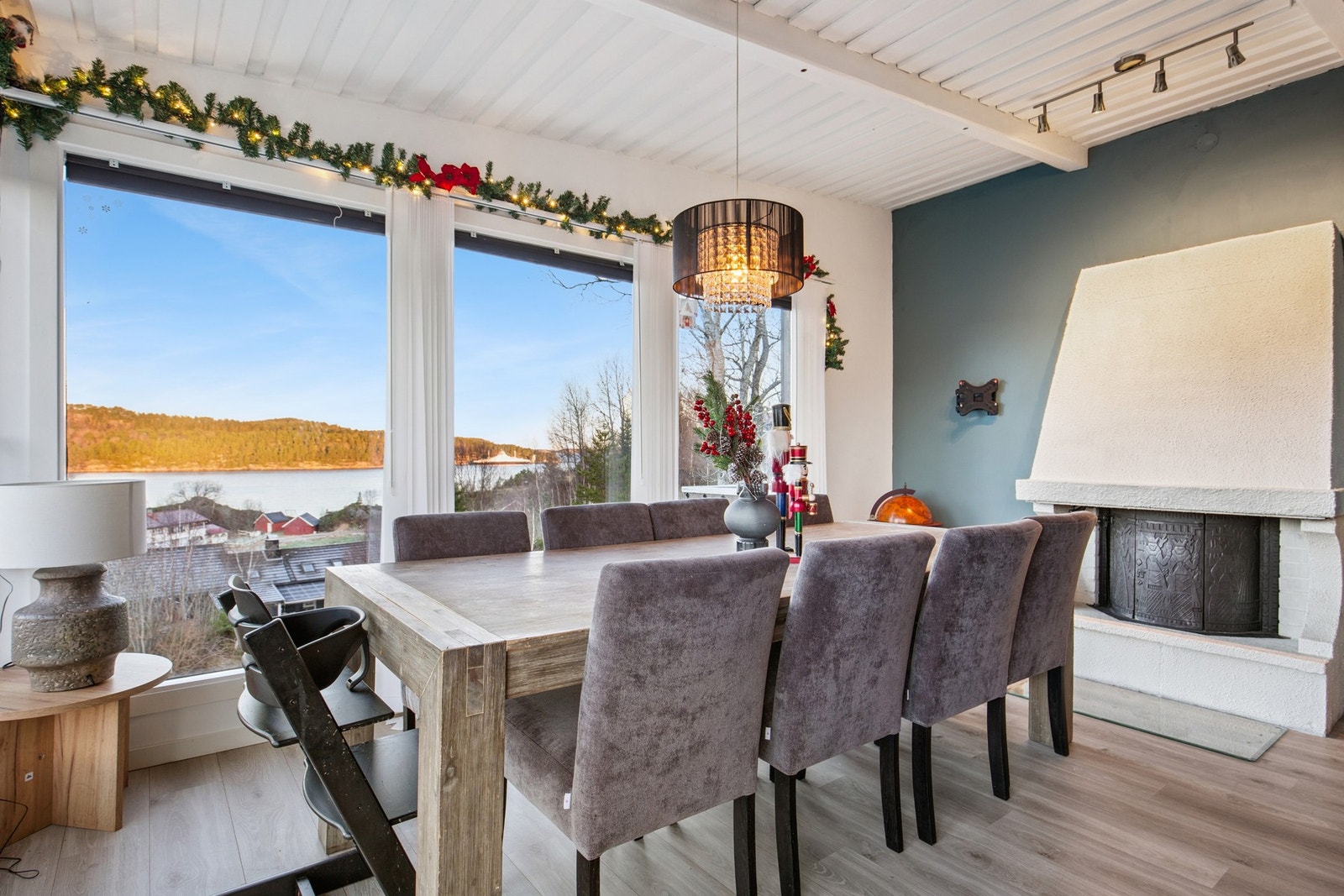 Lys og pen stue med meget flott utsikt. Her er det også vedfyring! Galleribilde