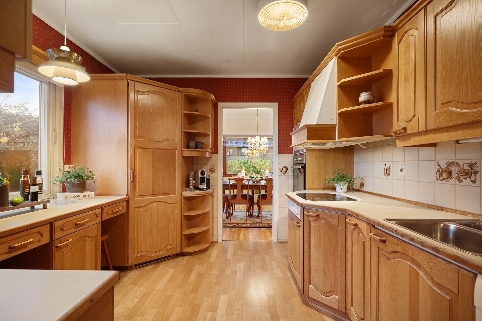 Innholdsrikt kjøkken. Galleribilde