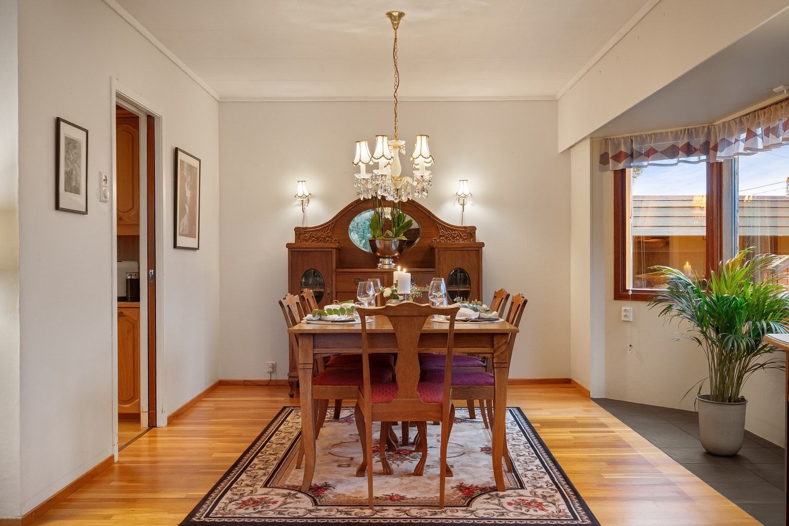 En naturlig del av stuen hvor det er plass til en romslig spisestue. Galleribilde