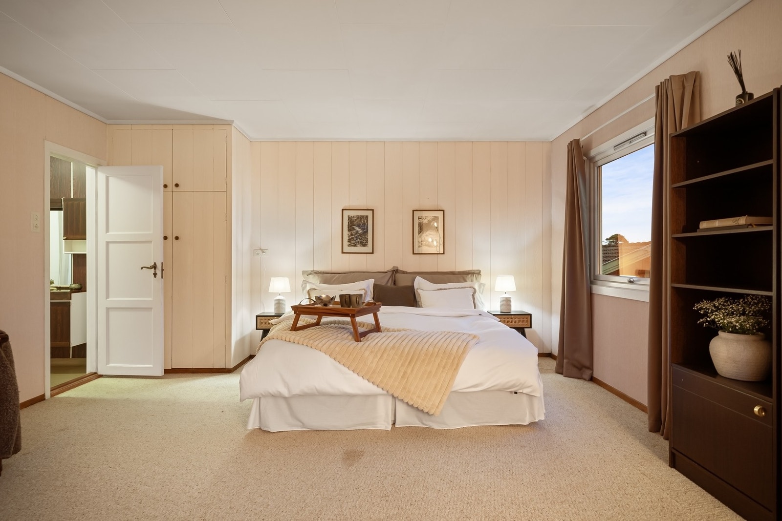 Rommet har heldekkende teppe, integrert garderobeskap og forøvrig gode møbleringsmuligheter. Galleribilde