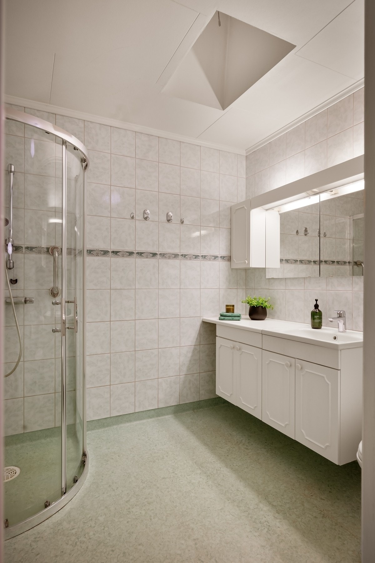 Baderommet har en lys og romslig innredning med plass til håndklær og diverse baderomsartikler. Galleribilde