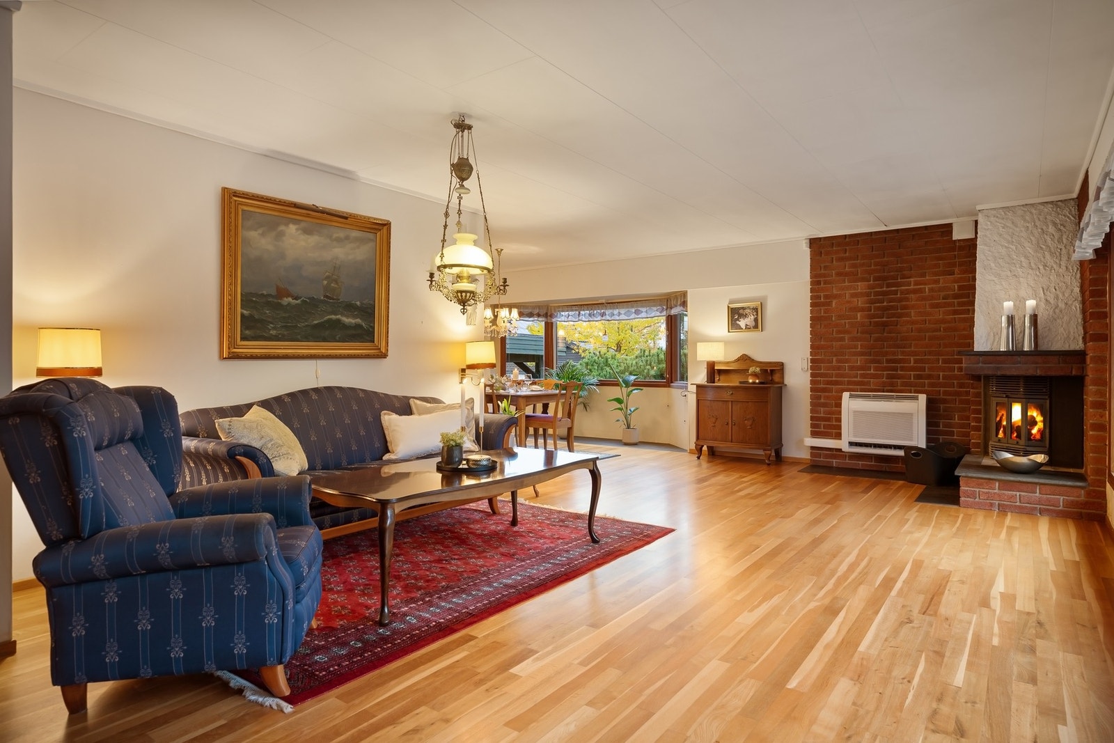 Boligen har en funksjonell planløsning med tydelige soner for opphold, matlaging og hvile. Galleribilde