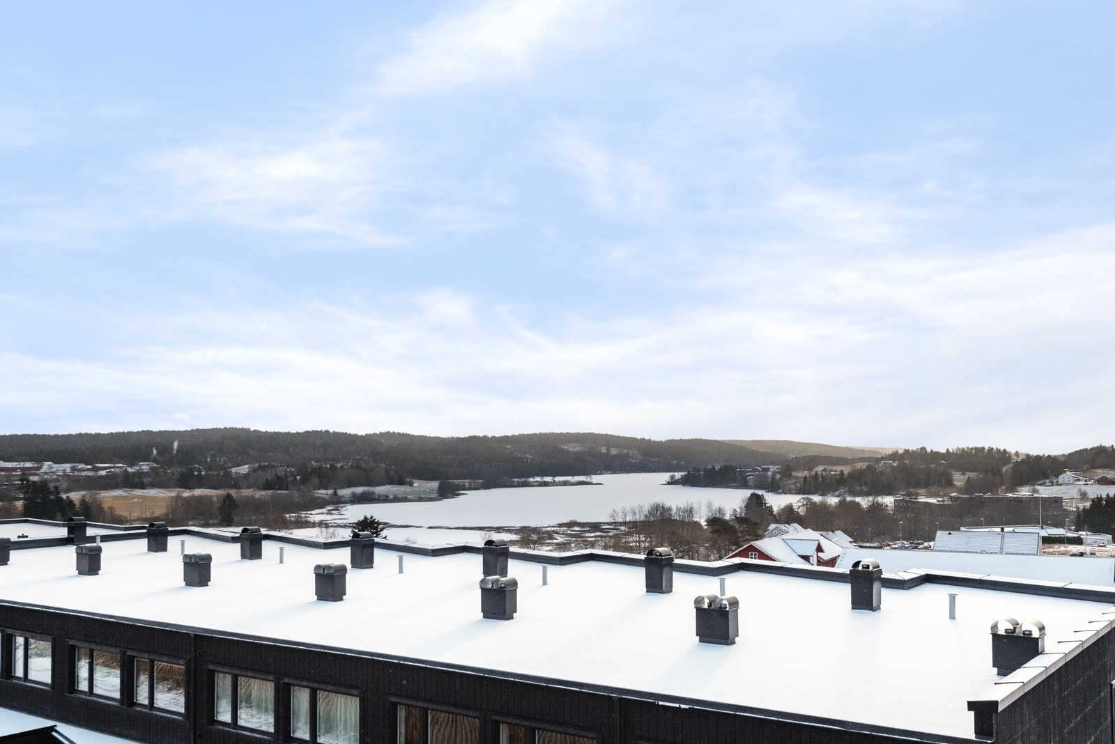 Vid utsikt utover Mjær og kulturlandskapet rundt Galleribilde