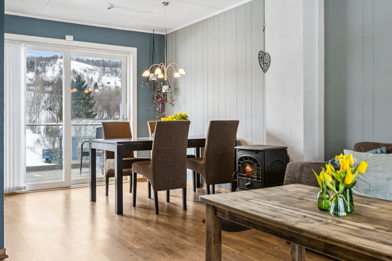 Ved siden av kjøkkenet har du plass til spisestuen. Galleribilde