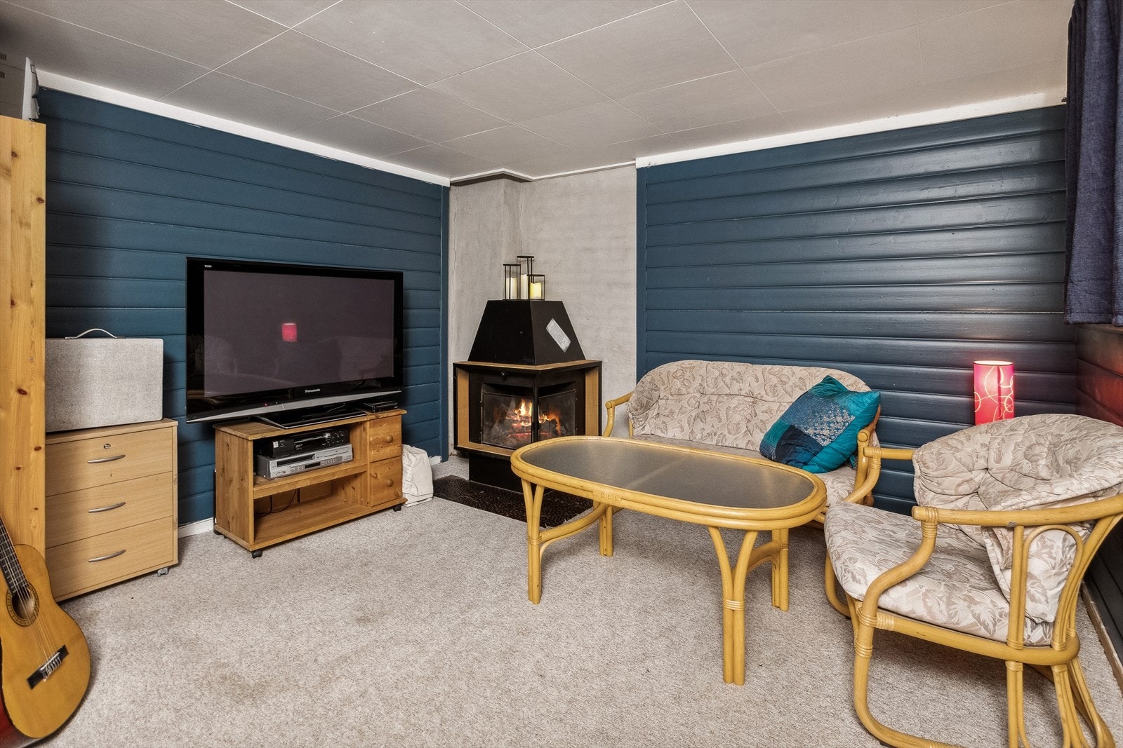 Kjellerstuen er ikke omsøkt og godkjent hos kommunen, les punkt "ferdigattest" i salgsoppgaven. Galleribilde