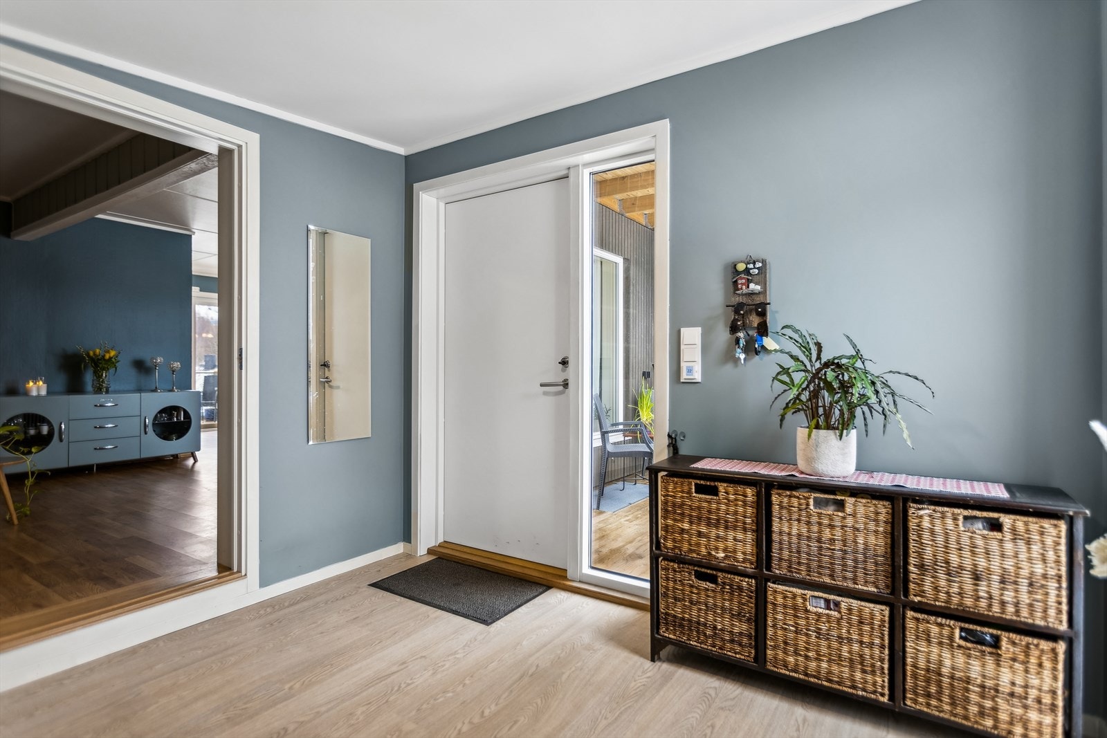 Vi ønsker deg velkommen inn i en romslig entré med god plass til møblement. Galleribilde