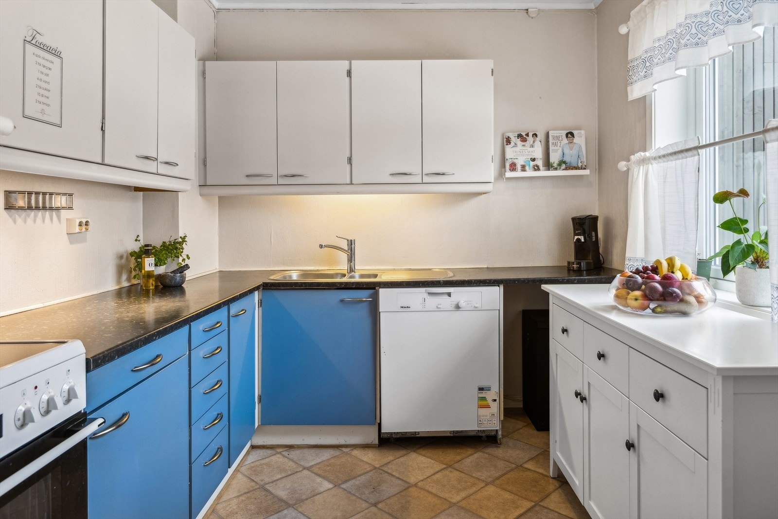 Kjøkkenet er praktisk etablert i eget rom. Galleribilde