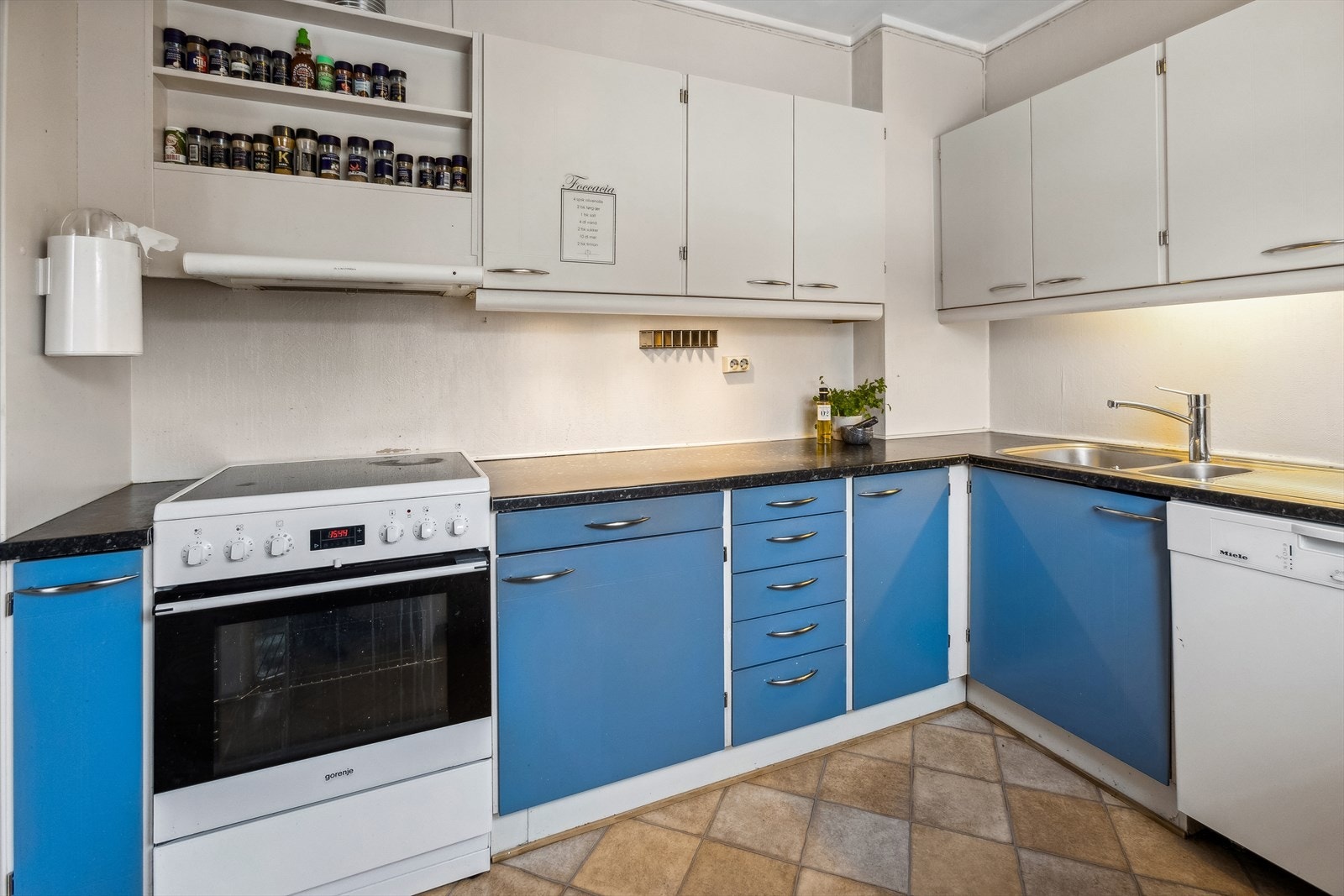 Det er rikelig med oppbevaringsplass i innredning og på benken. Galleribilde