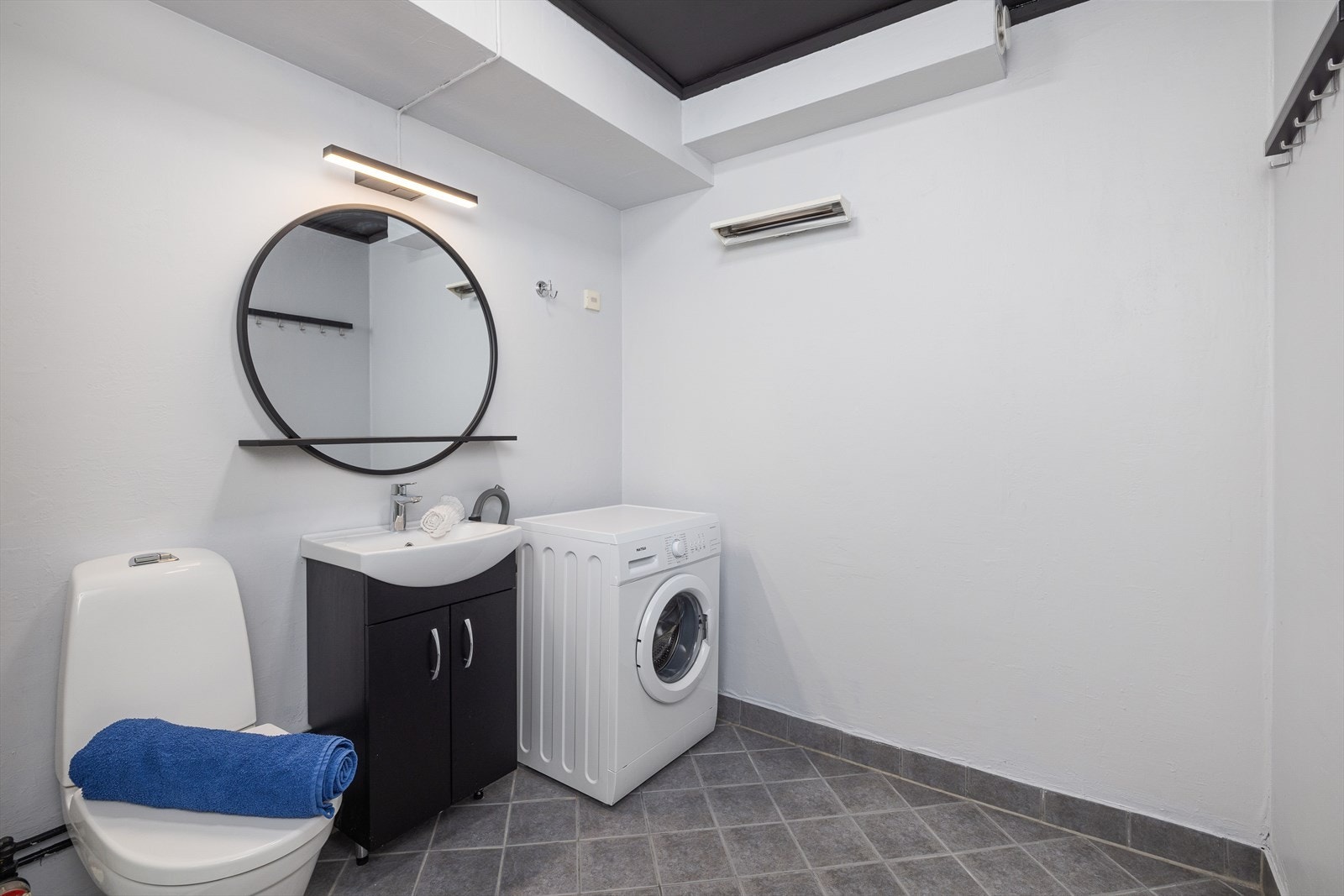 Opplegg for vaskemaskin på badet. Galleribilde