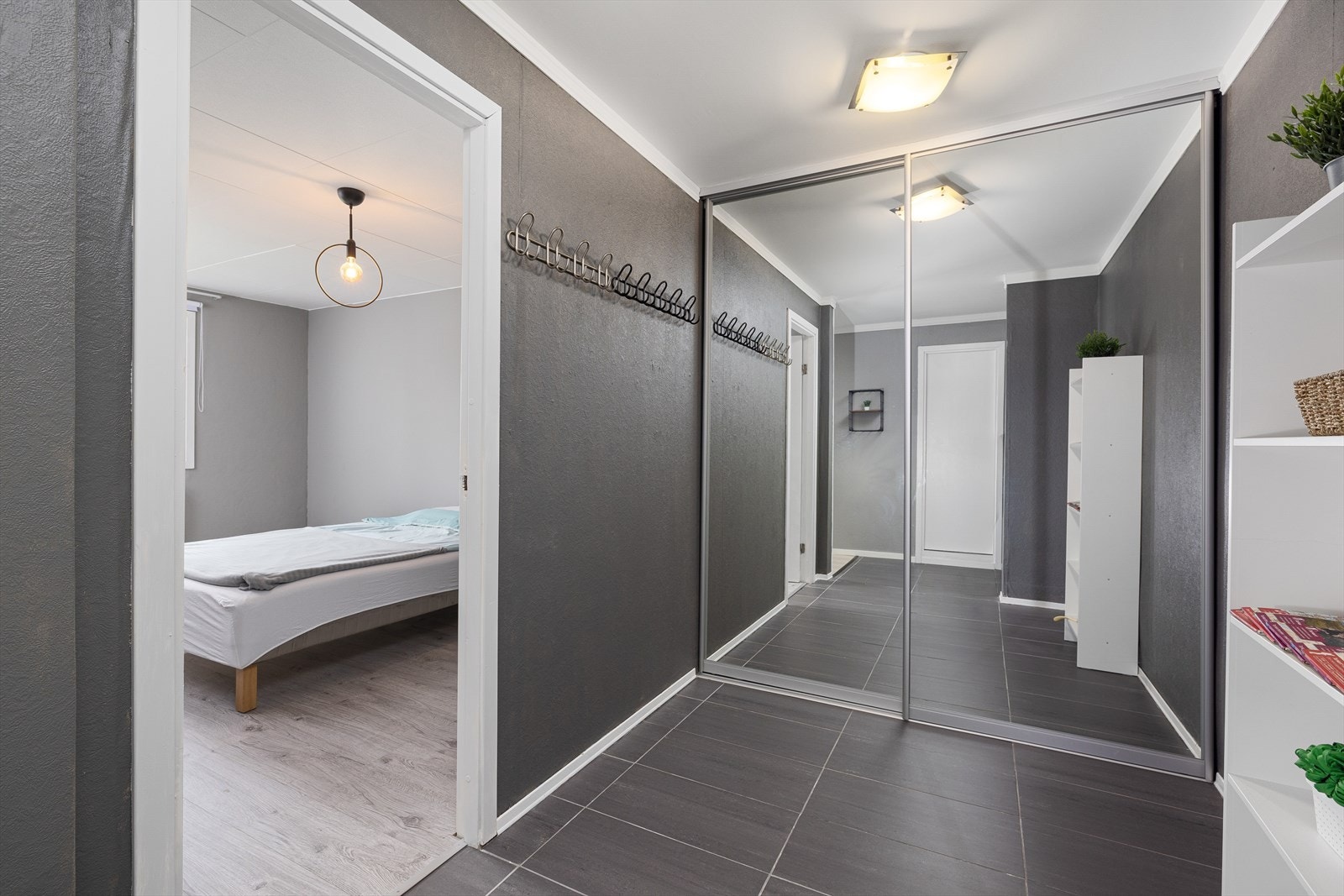 Garderobeskap i gang. Galleribilde