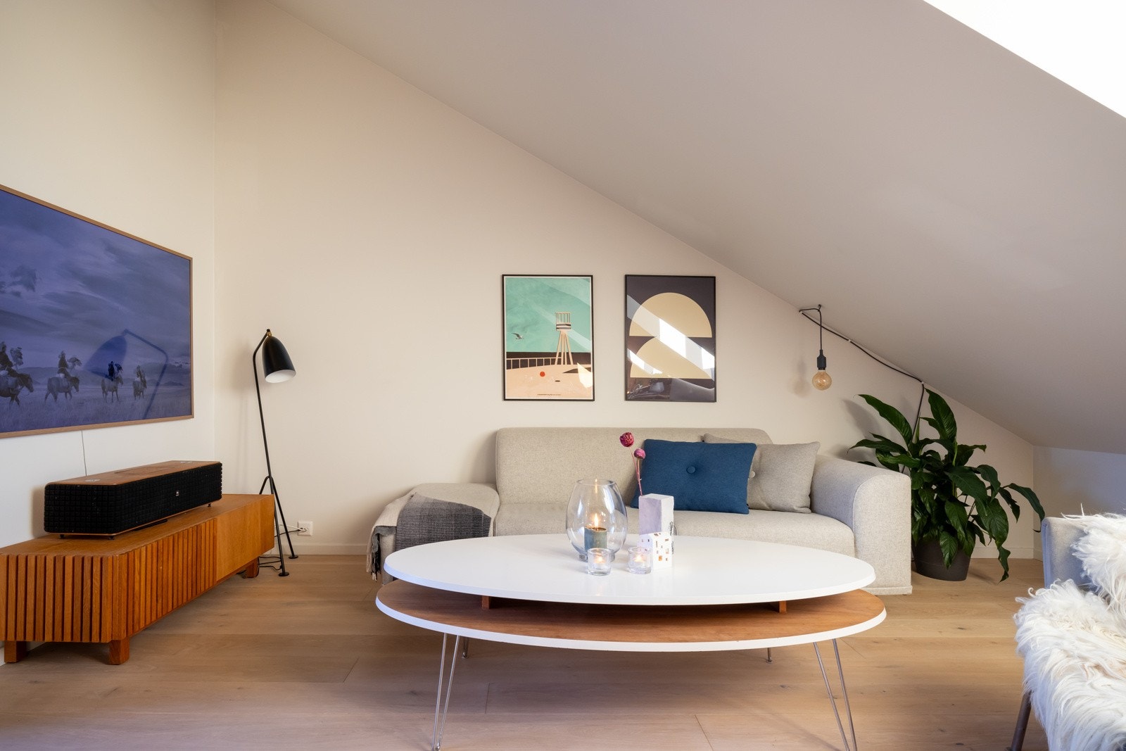 Stuen har naturlig plass til å møblere med sofagruppe og spisebord. Galleribilde