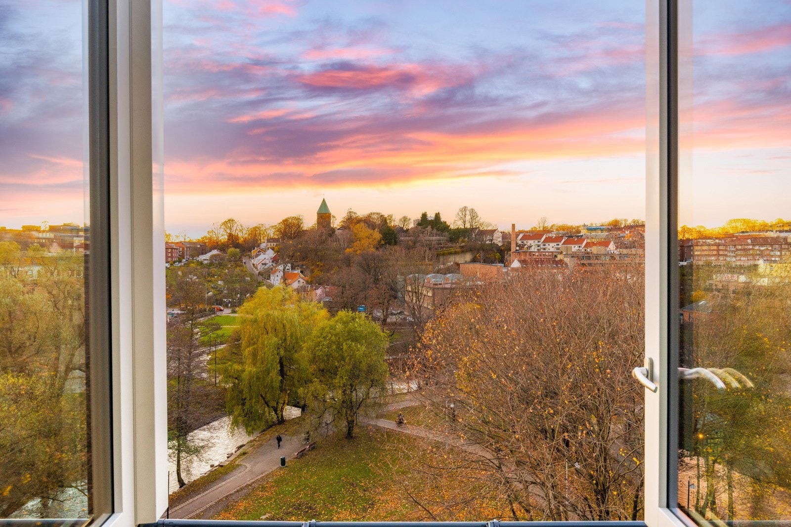 Hyggelig utsikt mot Akerselva og opp mot St. Hanshaugen. Her bor du helt usjenert! Galleribilde