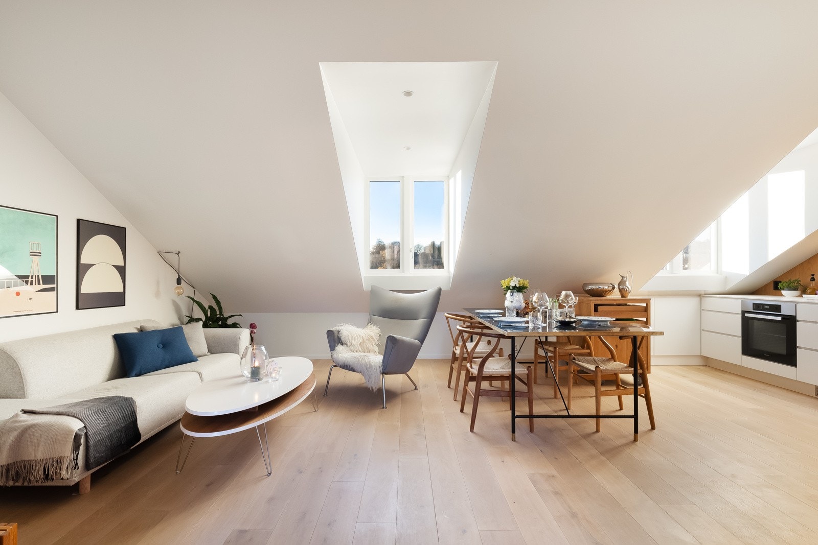 Leiligheten har takhøyde på opptil 3,30m. Vinduene er plassert i praktiske arker, noe som gir en ekstra luftig romfølelse, og det er montert dimbare downlights (LED) i arkene. Galleribilde