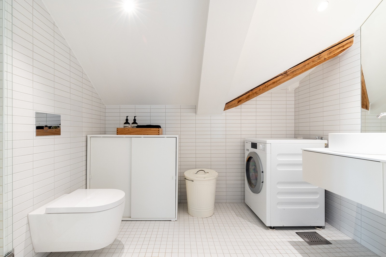 Leiligheten har et delikat og flislagt baderom fra 2021. Det er nedsenket himling med downlights og behagelig varme i gulvet. Galleribilde