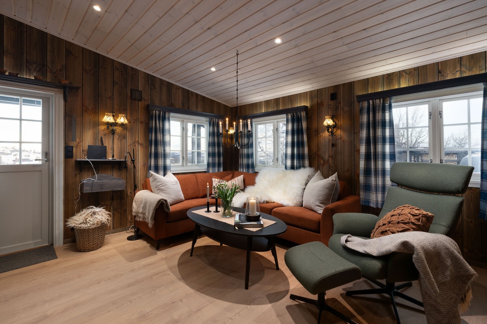 Flere vindusflater slipper inn godt med naturlig lys. Galleribilde