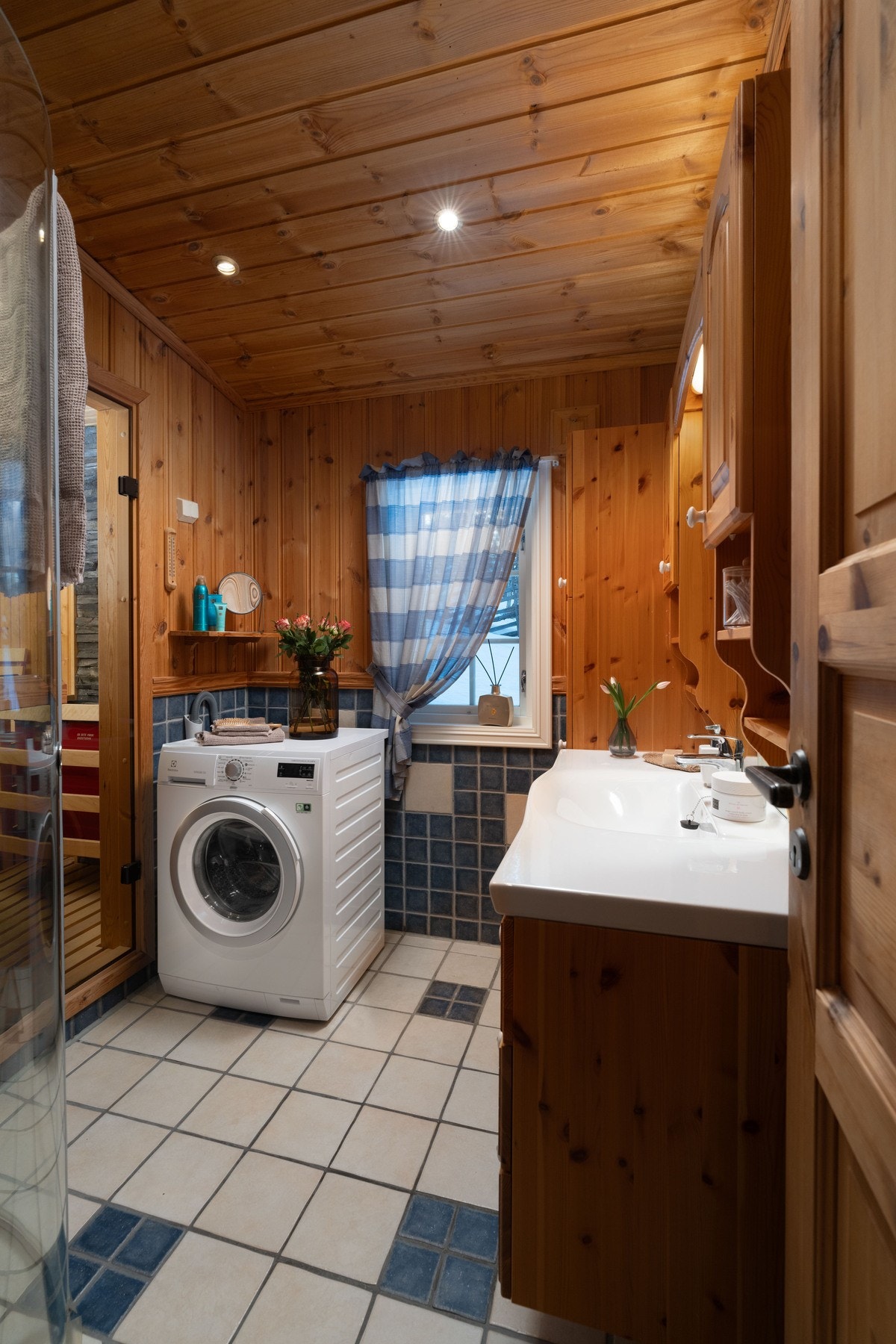 Badet har flislagt gulv med varmekabler. Servantskap, dusjhjørne og opplegg for vaskemaskin. Galleribilde