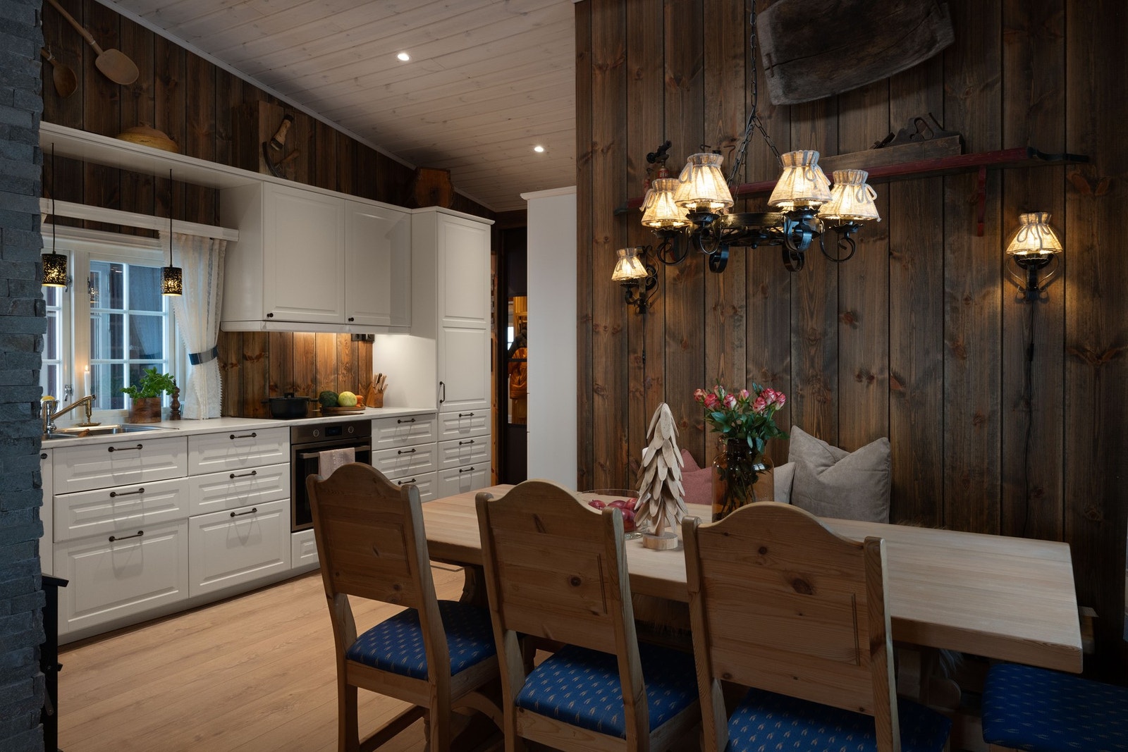 Spisegruppe i tilknytning kjøkken. Galleribilde