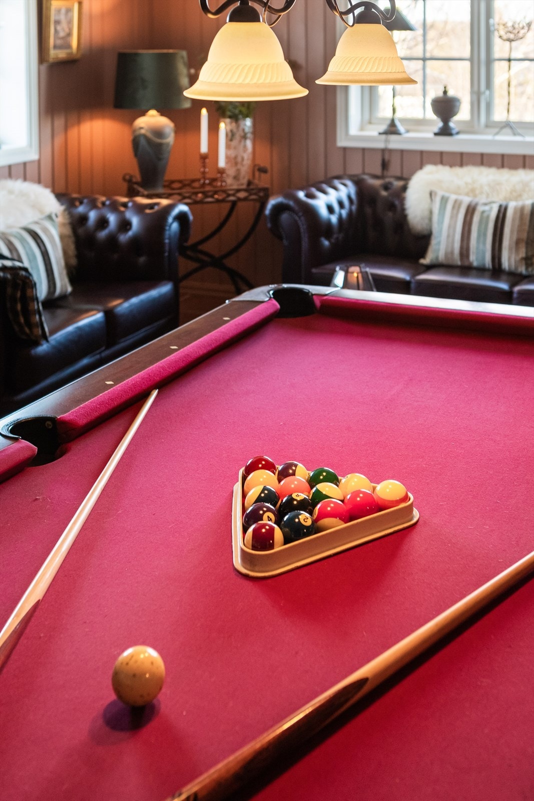 Under oppveksten har barna satt pris på det store biljardrommet i underetasjen, og her har alle kameratene i nabolaget vært på besøk. Galleribilde