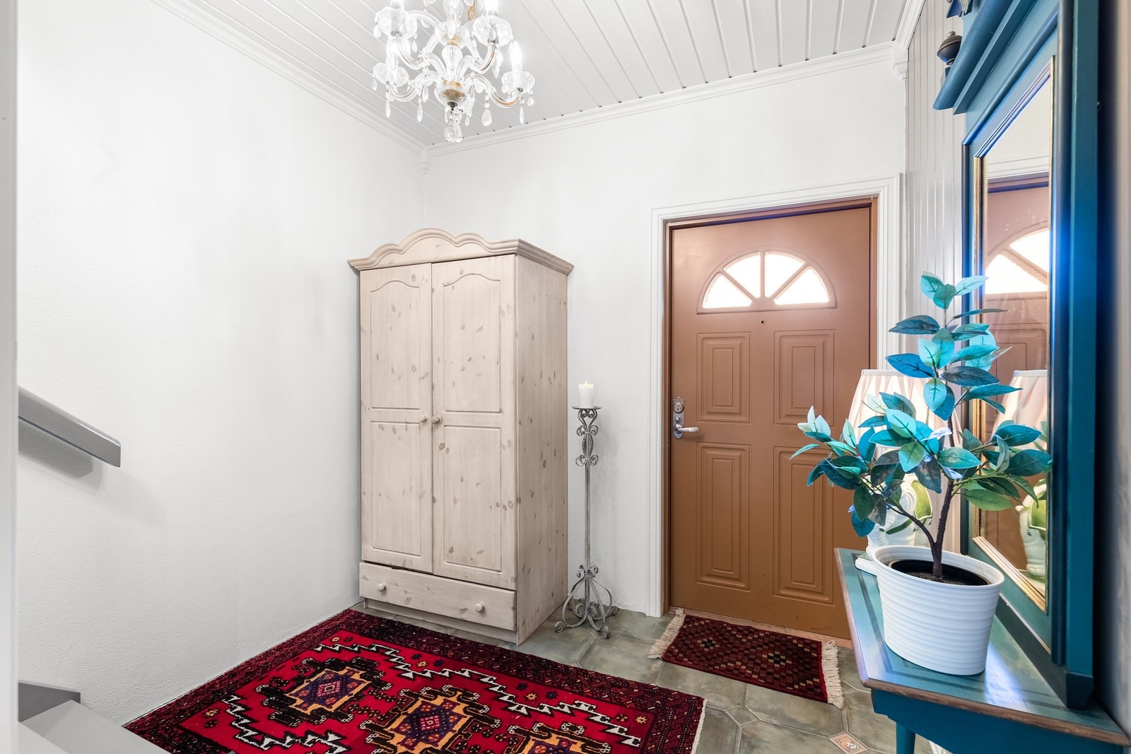 Inngang underetasje med adkomst til garasje/kontor/biljardrom m.m. Galleribilde