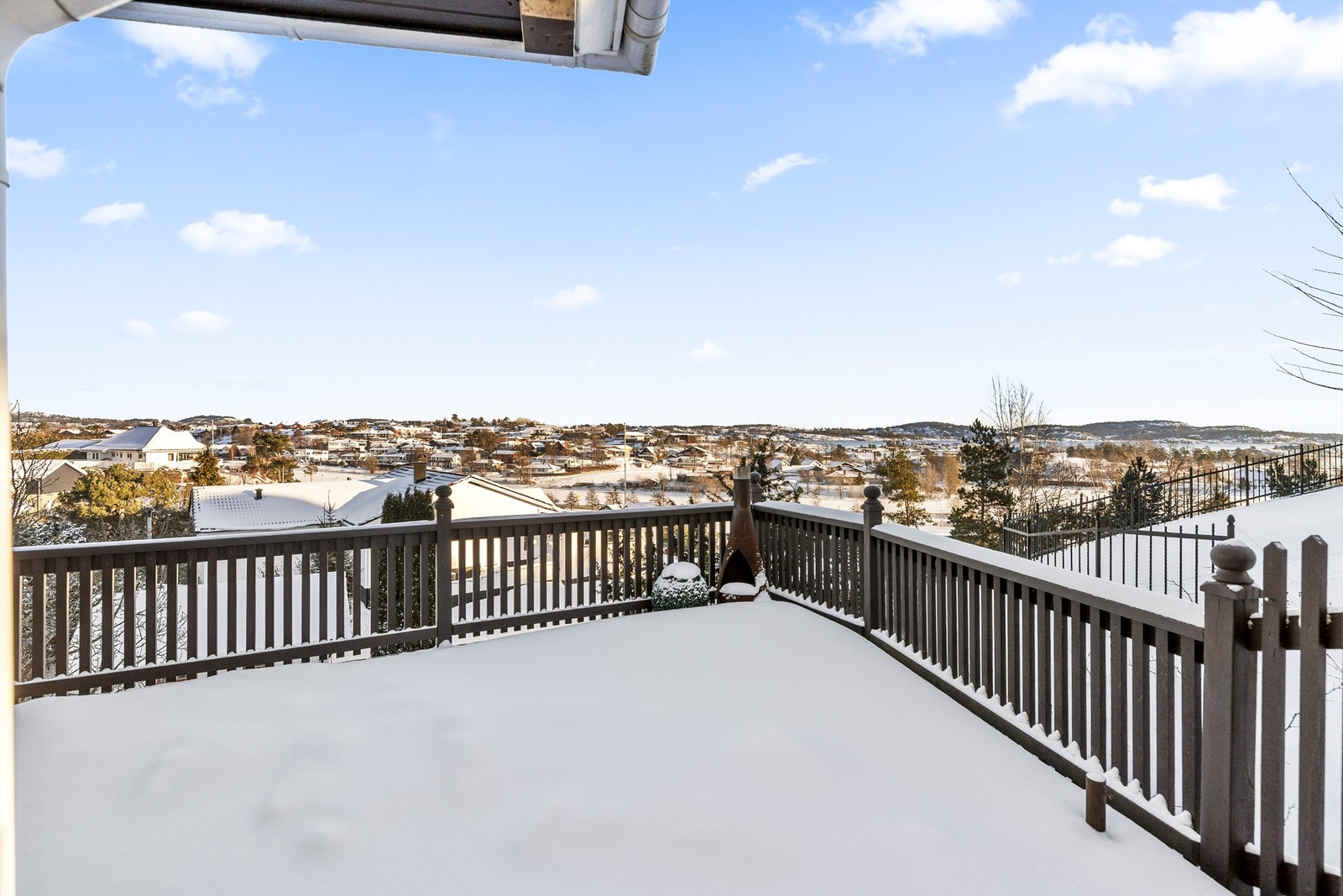 Åsanetoppen 2 ligger høyt og frittliggende i terrenget og det er ingen innsyn fra naboer eller omkringliggende eiendommer. Galleribilde