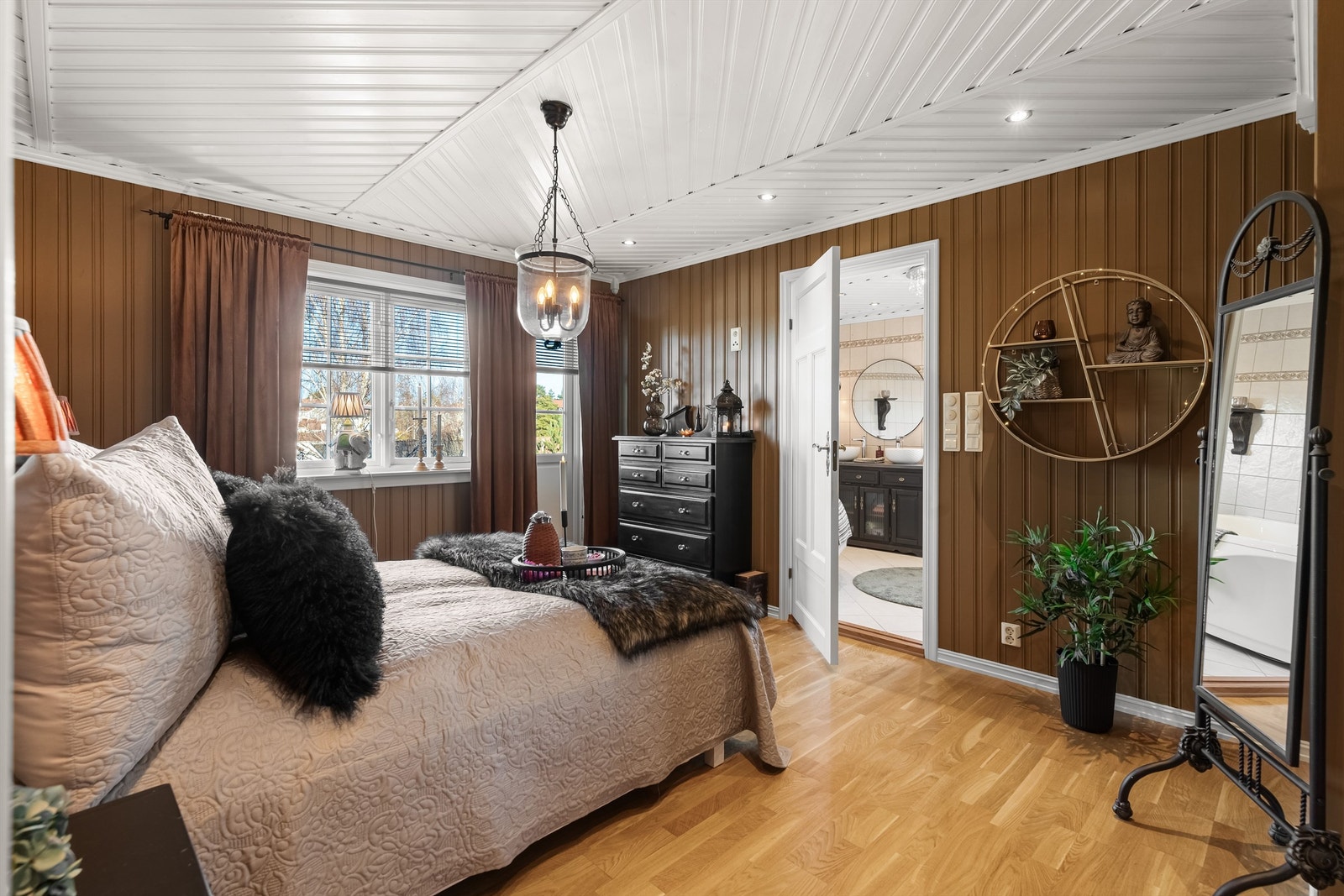 Delikat og romslig hovedsoverom med direkte adkomst til bad/wc Galleribilde