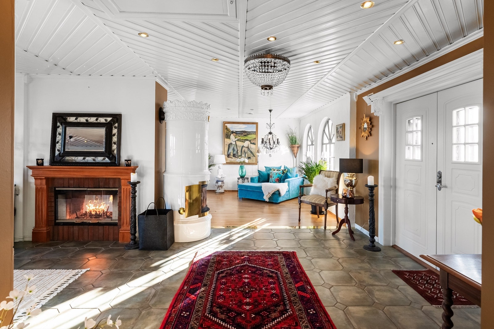 Hall med adkomst til fantastiske lagringsmuligheter på gulvet loft med god takhøyde Galleribilde