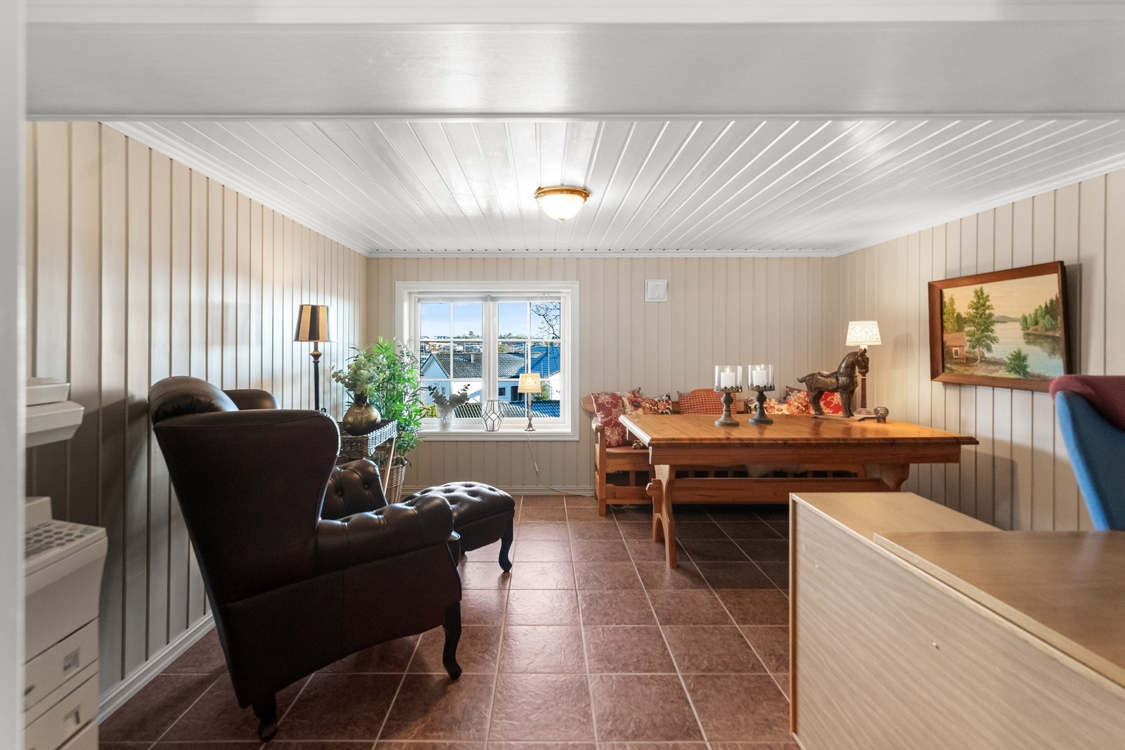 Romslig kontor med plass til det meste. Innredet kontor i underetasje tilfredsstiller ikke krav til takhøyde, og er således ikke godkjent til dagens bruk/varig opphold. Galleribilde