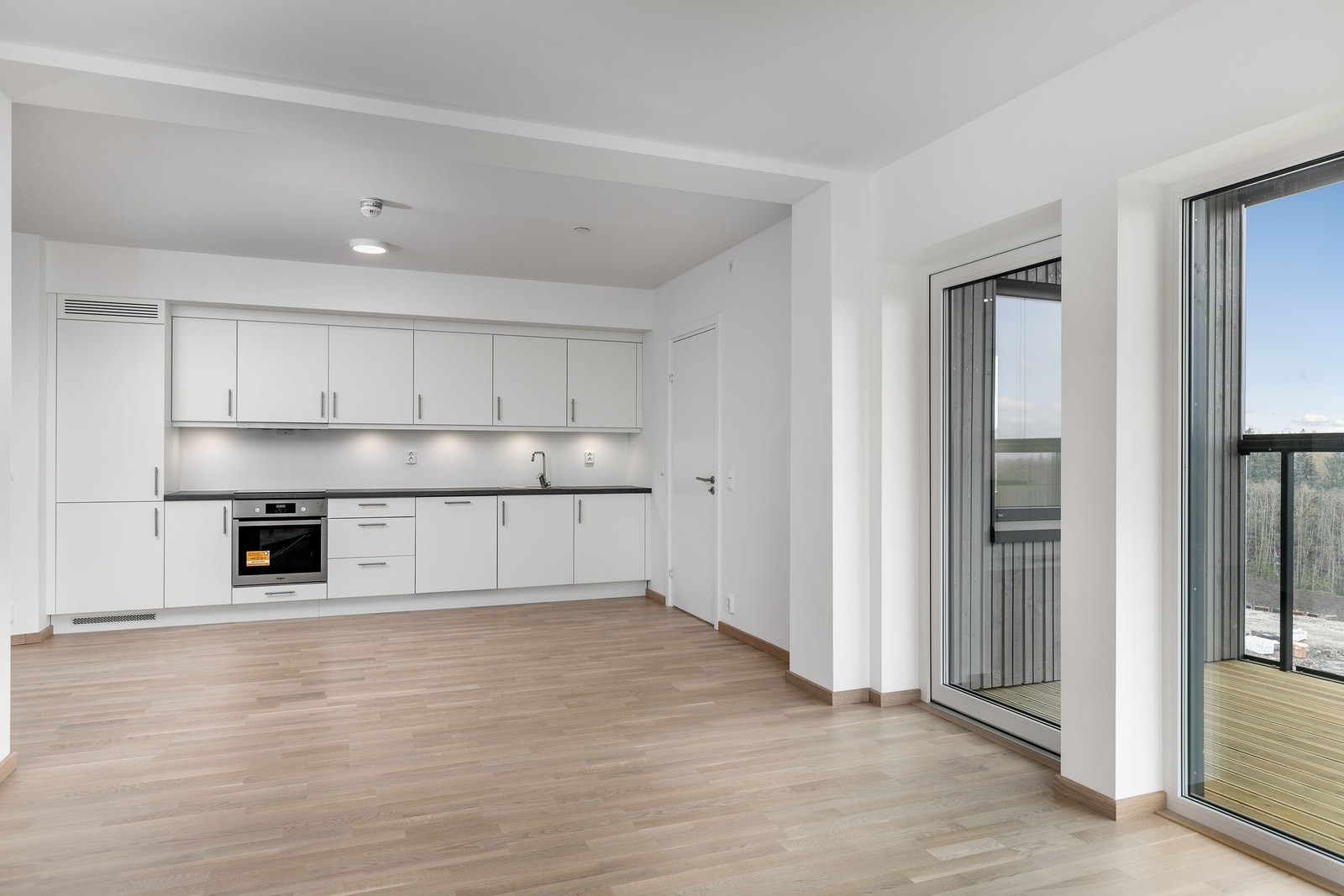 Nytt moderne kjøkken med integrerte hvitevarer Galleribilde