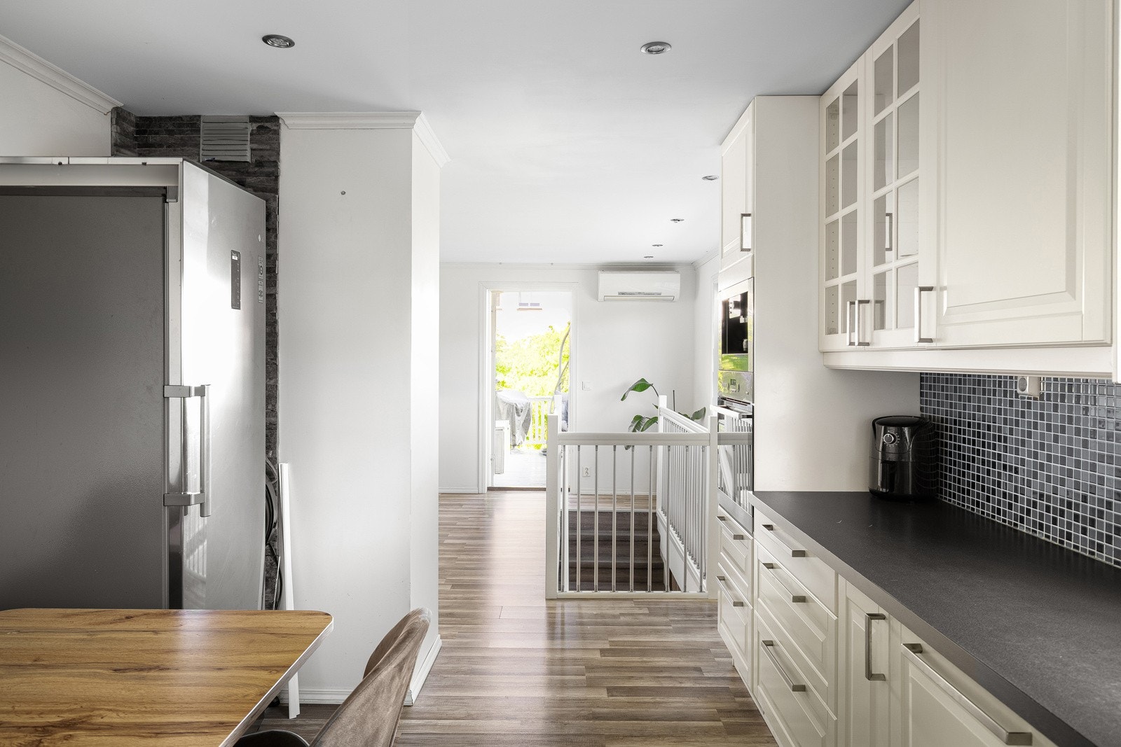 Mellom skapene er det montert fliser og kjøkkenet er utstyrt med kullfiltervifte for effektiv avtrekksventilasjon. Galleribilde