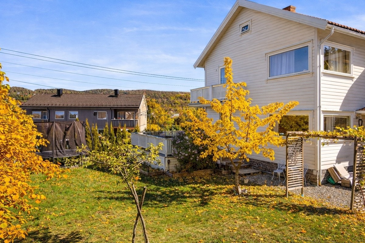 Eiendommen byr på flotte uteområder som gir rom for både avslapning og aktivitet. Galleribilde