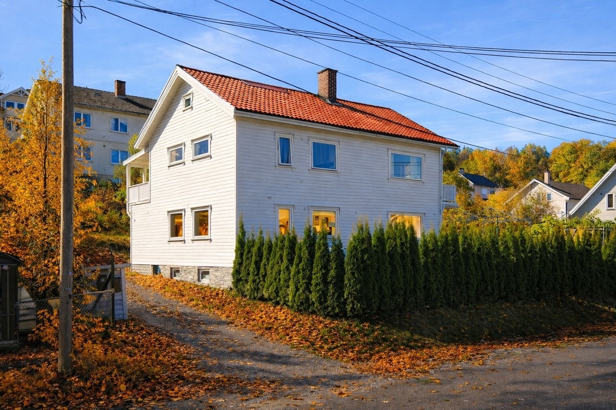 Privatmegleren ved Magnus Fevang Landgraff har gleden av å presentere denne tomannsboligen med to enheter, moderne standard og rammetillatelse for oppføring av garasje med 1 leilighet. Galleribilde