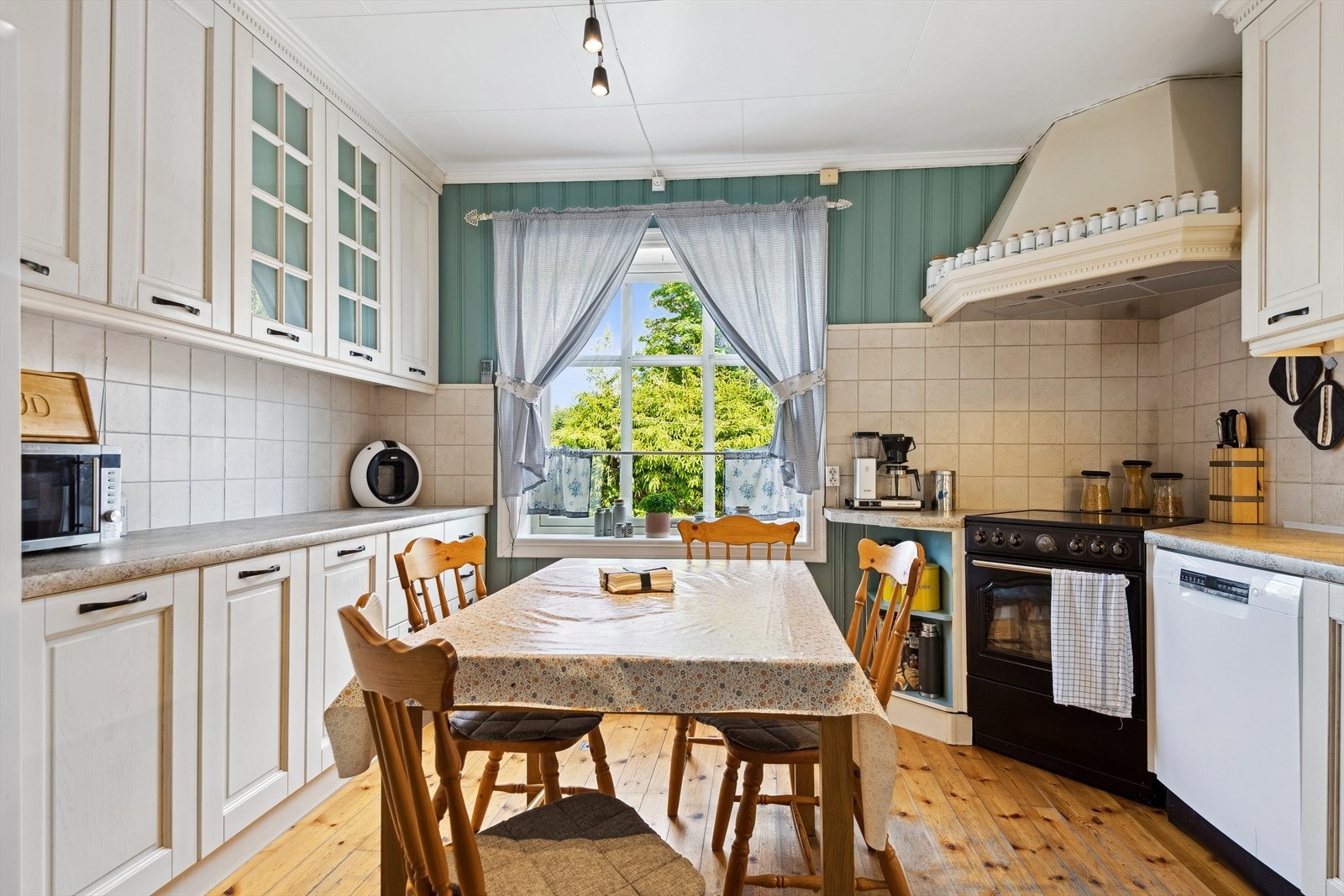 Koselig kjøkken med spiseplass. Galleribilde