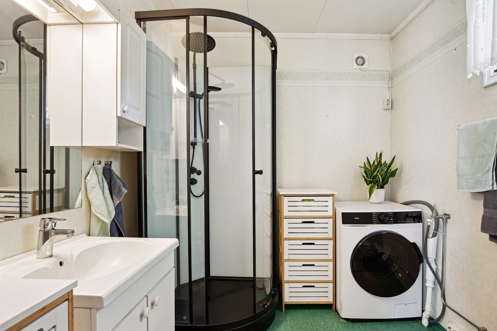 På badet er det gulvstående toalett, dusjkabinett med tropedusj, samt opplegg for vaskemaskin. Galleribilde