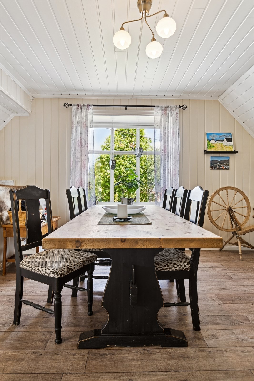 Spiseplass i loftstue. Galleribilde