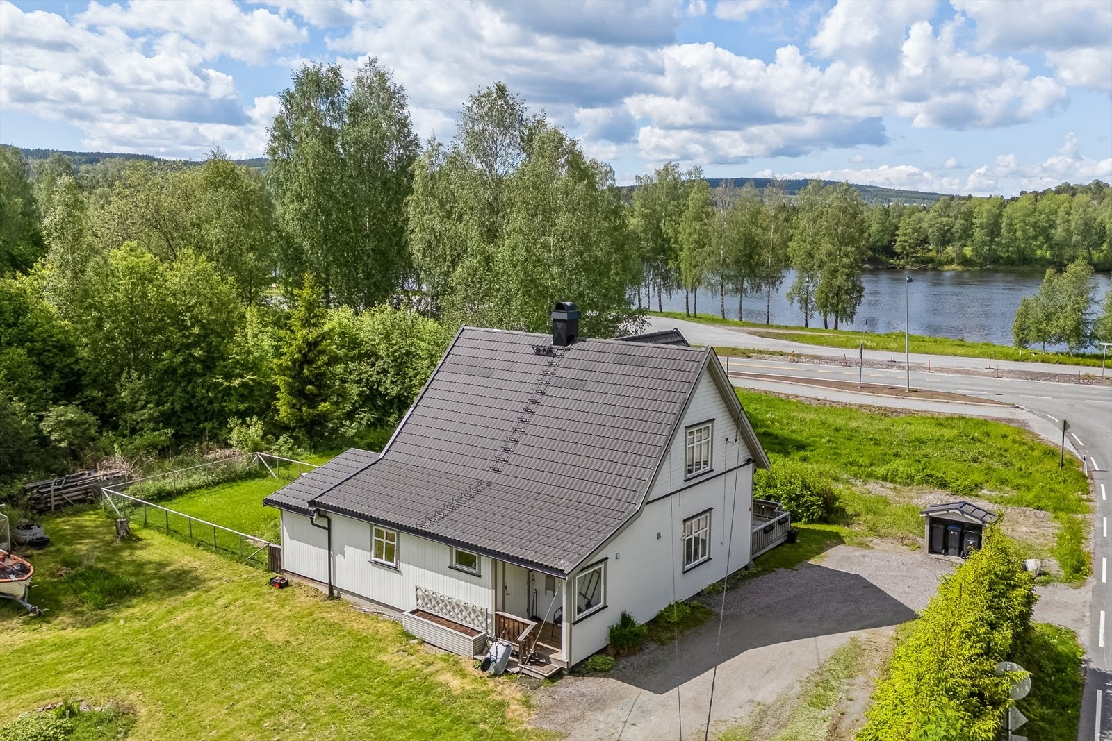 Pen og velholdt enebolig på romslig tomt. Galleribilde