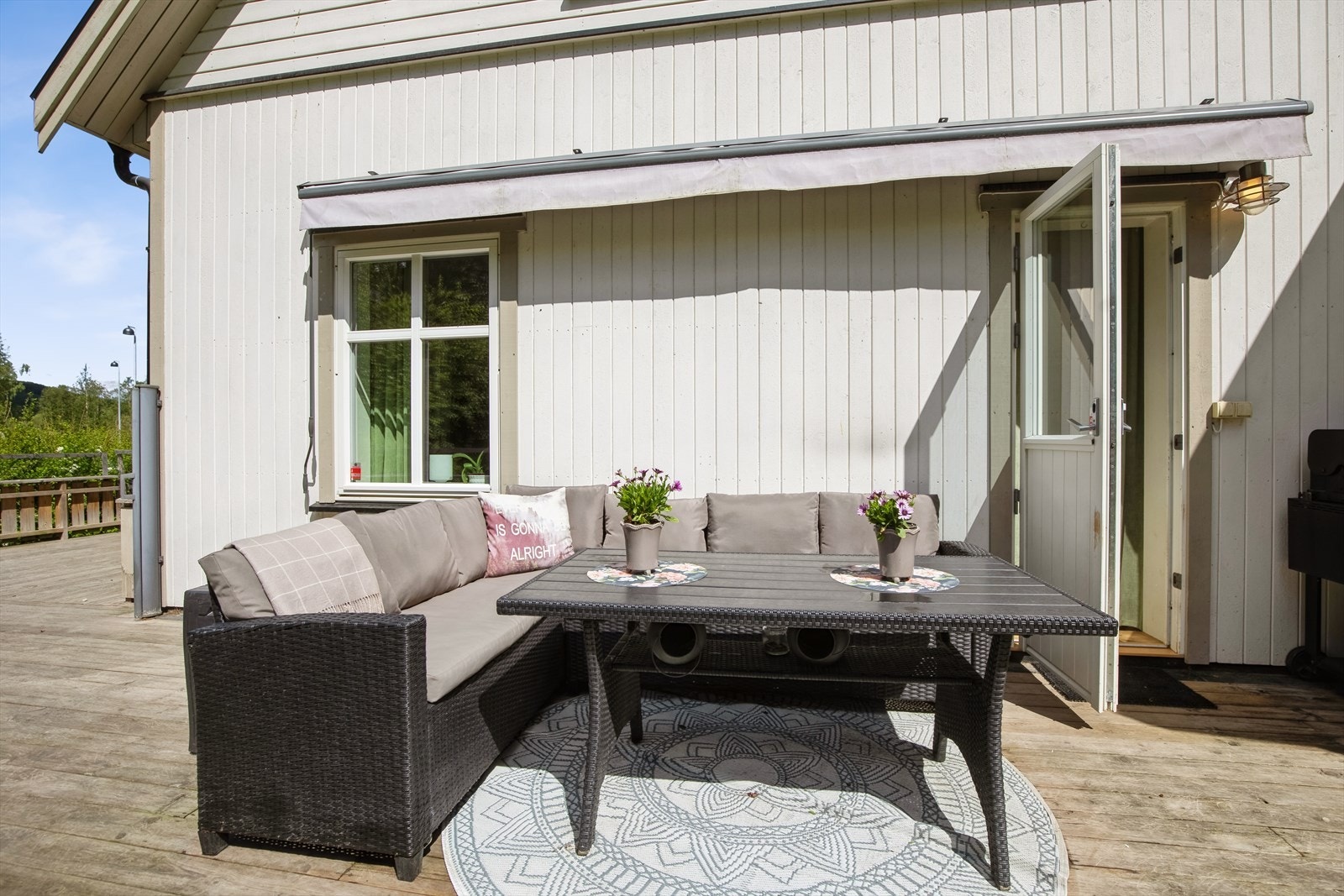 På terrassen kan man kose seg på varme og solrike dager. Galleribilde