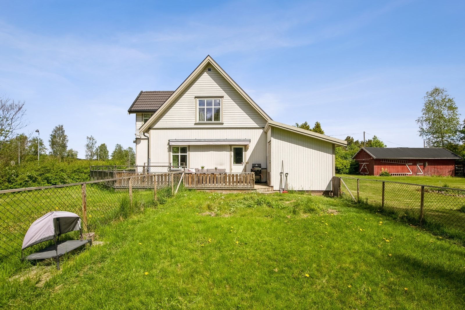 Romslig tomt med muligheter for hundehold, grønnsakshage m.m. - Solrik vinkelterrasse - Utebod. Galleribilde