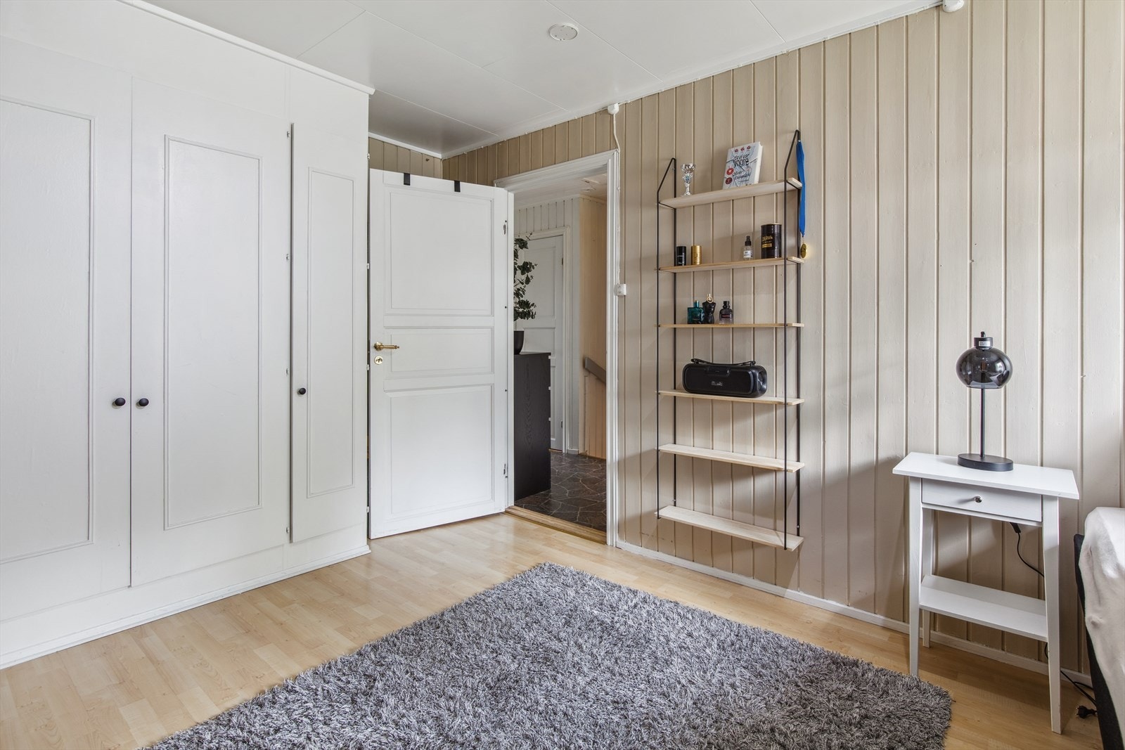 Soverommet har god plass til et romslig garderobeskap. Galleribilde