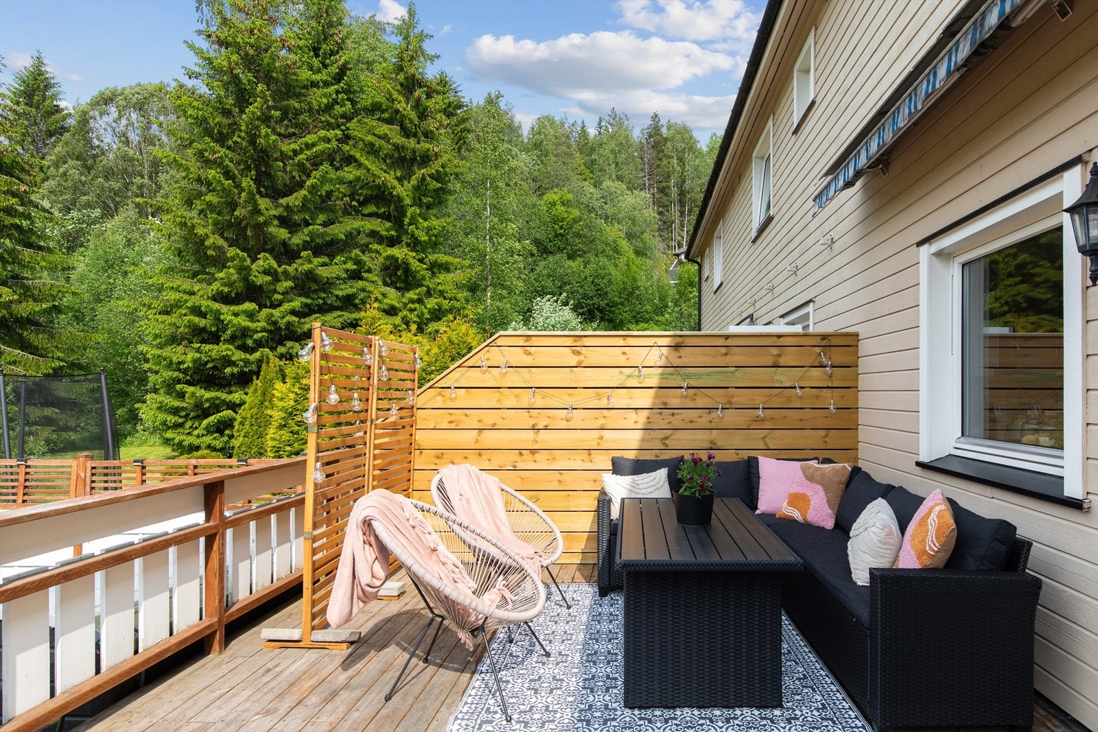 Utgang fra stuen til romslig veranda på ca. 23 m². Galleribilde