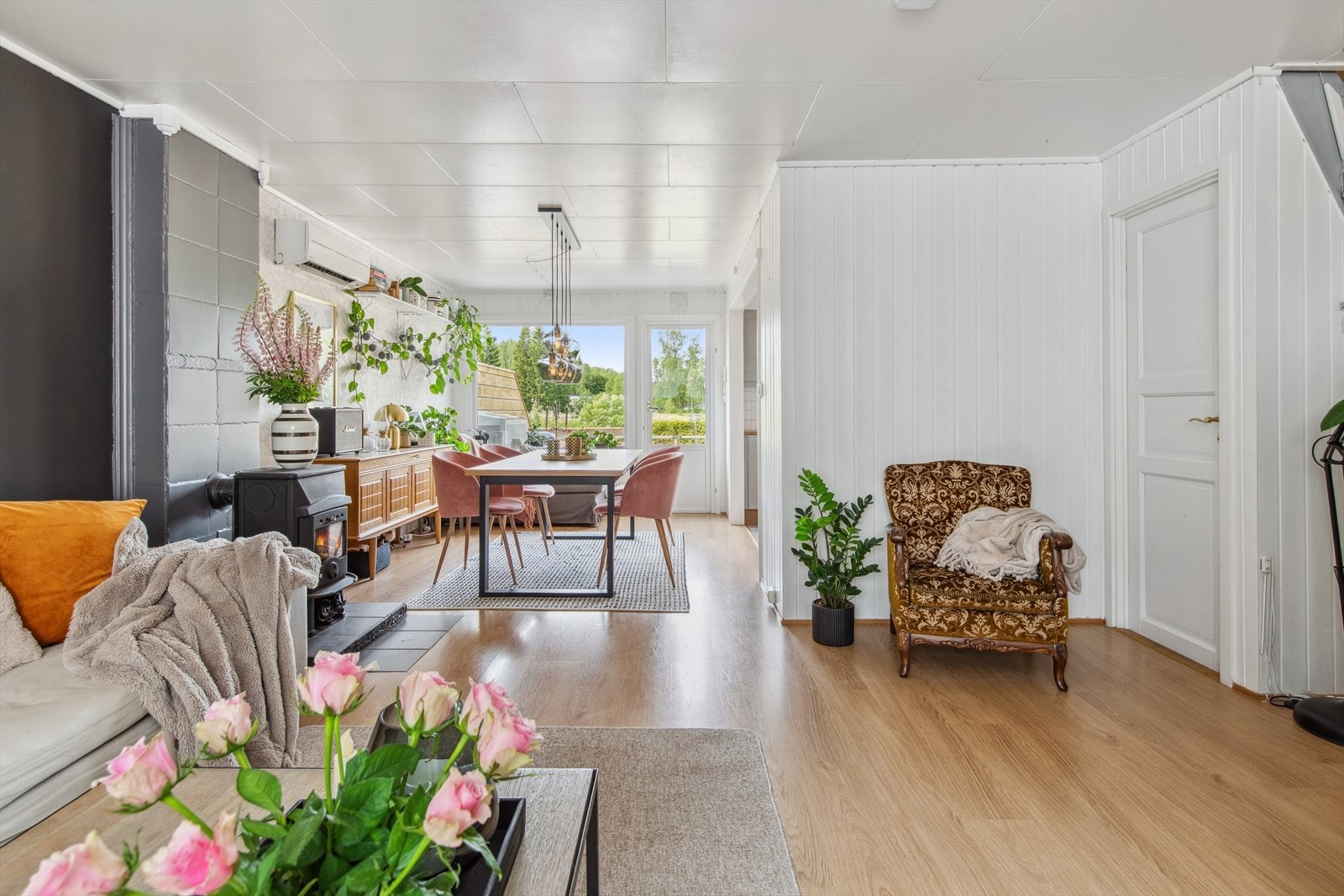 Stuen er i fin størrelse med egen spisestuedel. Galleribilde