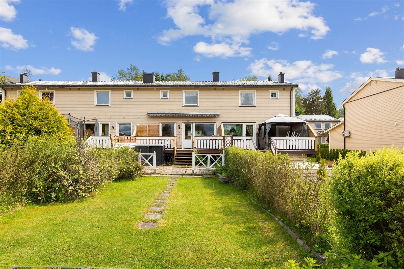 Et pent og velholdt rekkehus med god beliggenhet på Vennersberg. Galleribilde