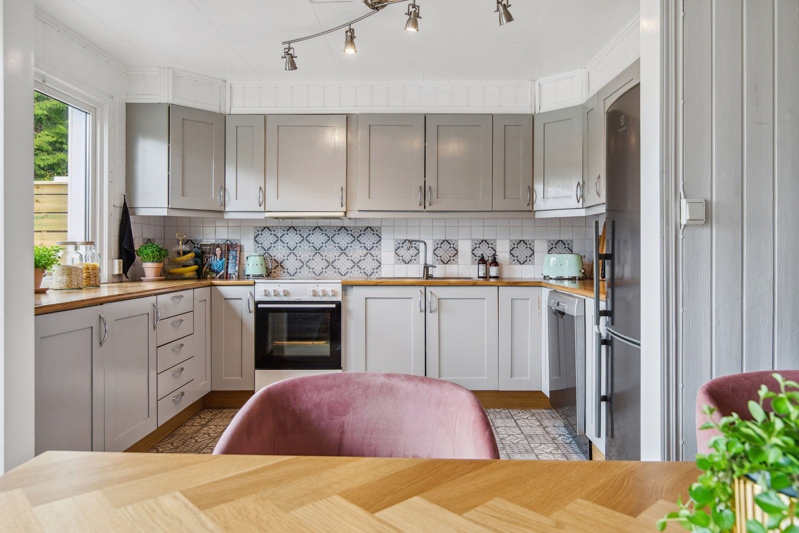 En effektiv avtrekksventilator med avkast rett ut sørger for frisk luft under matlagingen. Galleribilde