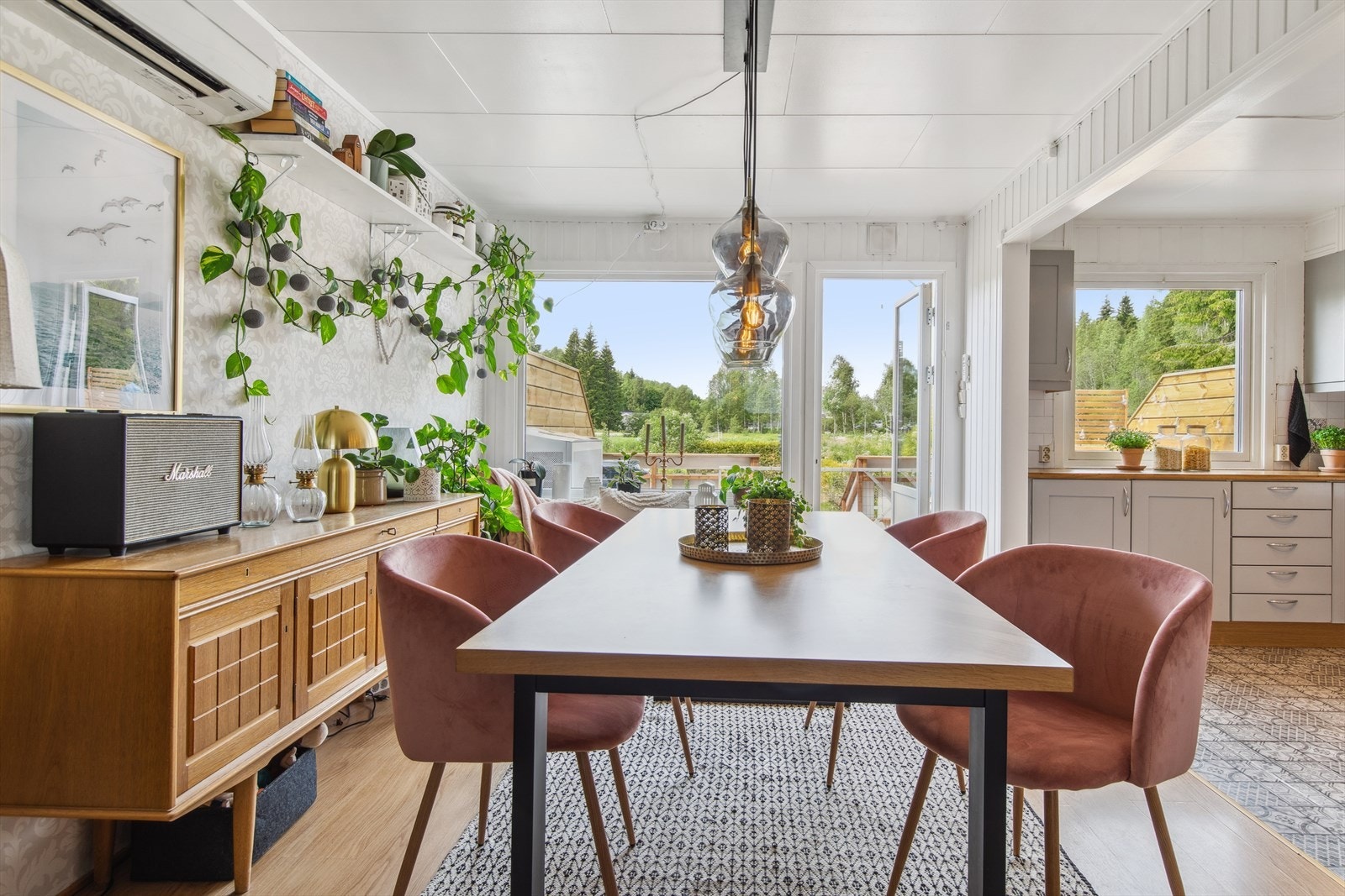 Det gjøres oppmerksom på at lampe over spisestuen ikke medfølger. Galleribilde