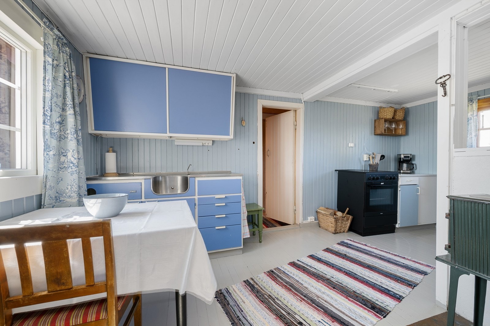 Kjøkken med nostalgi! Den opprinnelige kjøkkeninnredningen er intakt og malt i en frisk blåfarge som står fint til veggene. Galleribilde