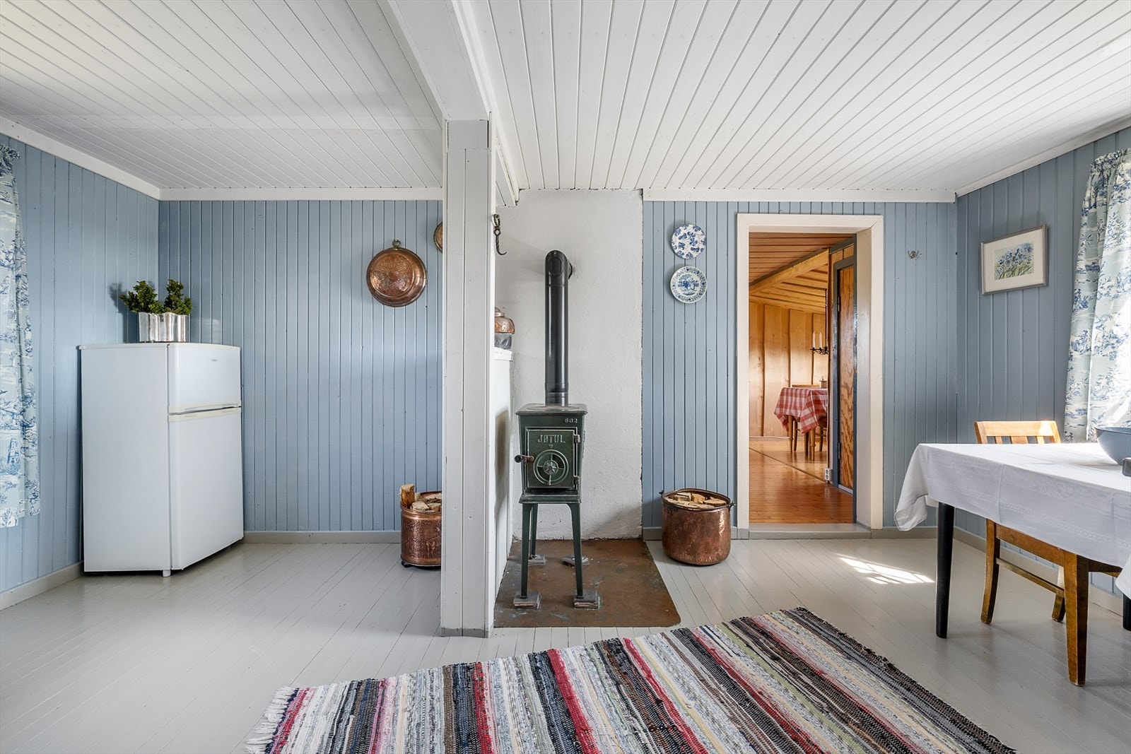 Romslig, lys og trivelig kjøkken. Galleribilde