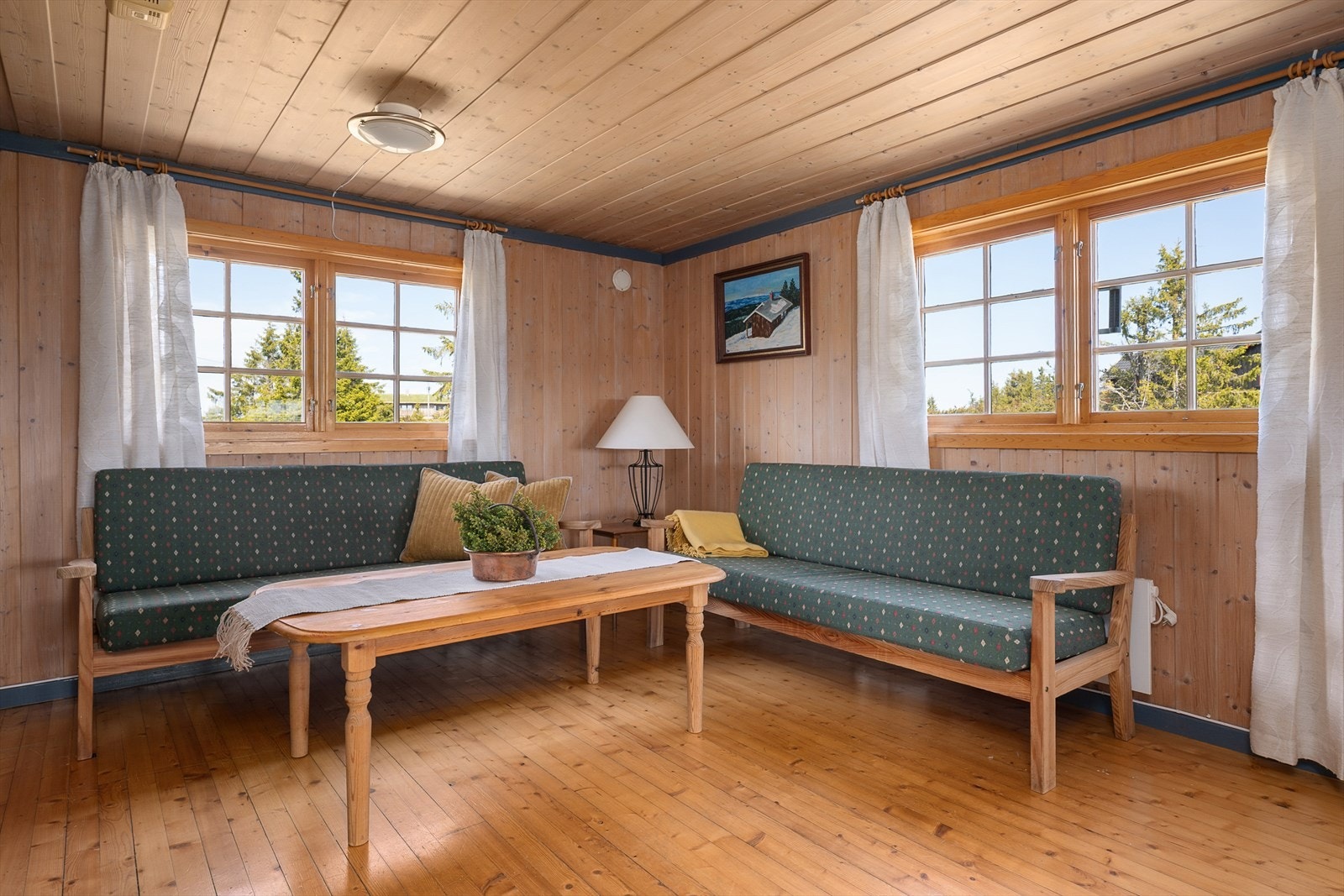 Koselig stue med fint naturlig lys inn gjennom vinduene. Galleribilde