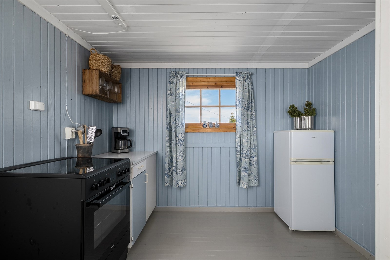 Plass til komfyr og kjøleskap på kjøkkenet. Galleribilde