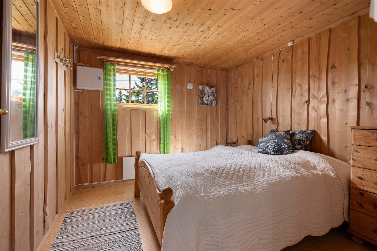 Soverom 1 er innredet med dobbeltseng. Tregulv og panelte vegger og tak. Galleribilde