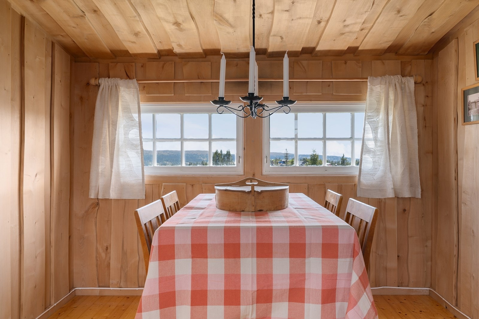 Fin utsikt og godt lys inn over spisebordet. Galleribilde