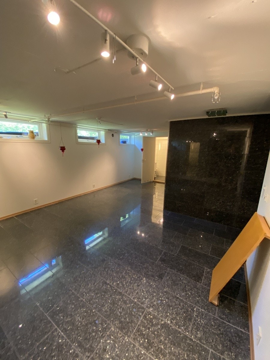 Sosialt rom tenkt med bordspill og dart Galleribilde